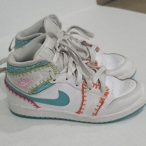 Air Jordan 1 Mid SE (GS) size 2Y